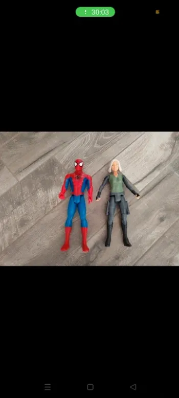 Deux grandes figurines Marvel spiderman et black window