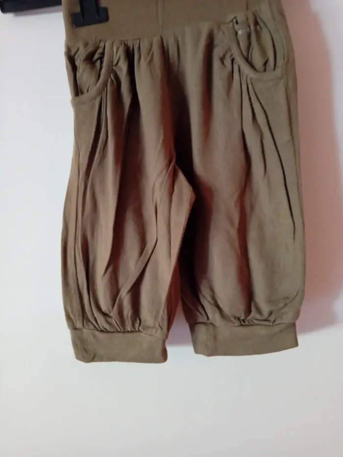 Joli pantalon léger kaki. 4 ans - photo numéro 3