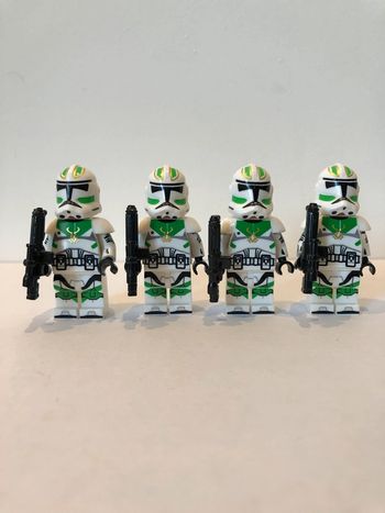 Figurine type lego 4 clones verts. Star Wars