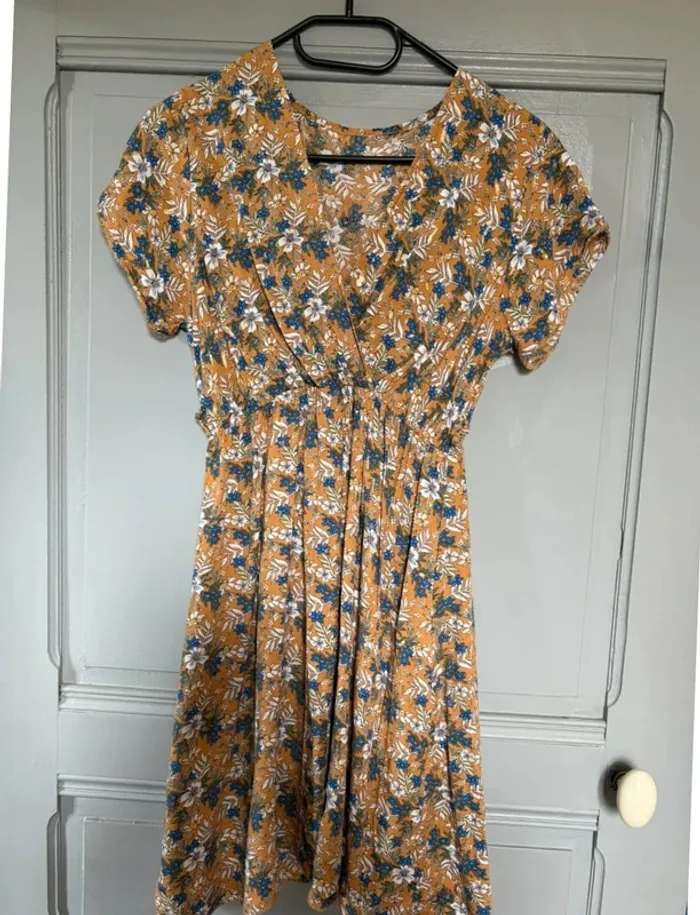 Robe à fleurs orange et jaune et dorée