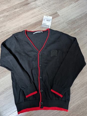 Gilet col v 6 ans neuf