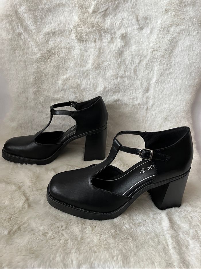 Escarpins noirs avec brides, talons 9 cm pointure 38 - photo numéro 2