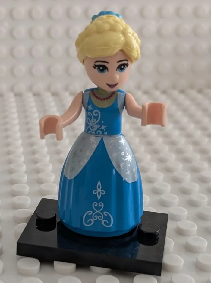 Figurine Disney : Cendrillon en robe de bal, style lego