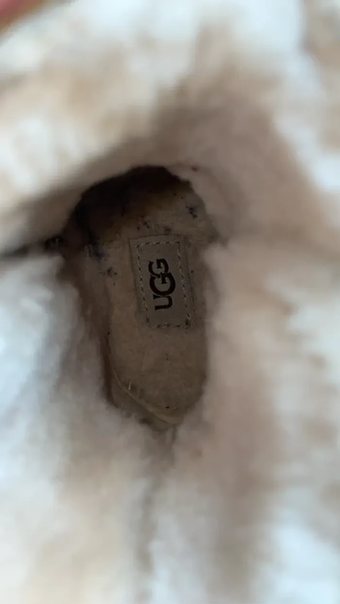 Bottines UGG avec scratch – Taille 23,5 cm - photo numéro 4