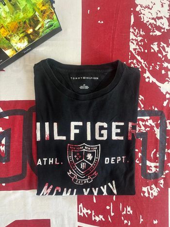 T-shirt manche courte Tommy Hilfiger taille S bleu imprimé blanc et rouge