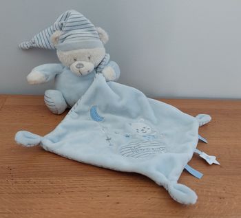 Doudou peluche mouchoir ours bonnet nuit Max et Sax