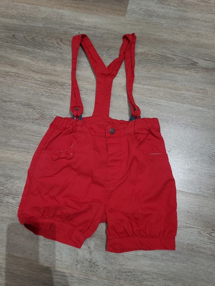 Salopette short rouge et tee shirt manches longues - photo numéro 2
