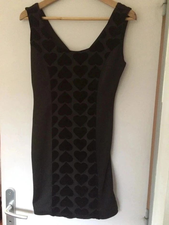 Robe noire motifs coeurs