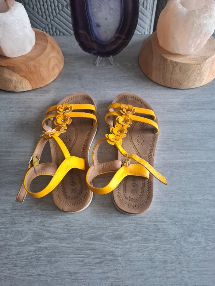 Belle paire de sandales nous pieds taille 35 - photo numéro 3