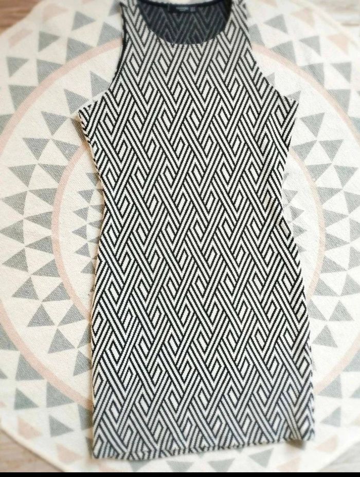 Robe  courte  moulante graphique  -  Noir écru - Mango - M- Parfait  état - photo numéro 5