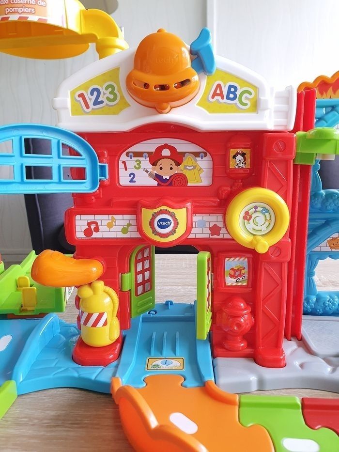 Tut tut bolide maxi caserne de pompiers - photo numéro 2