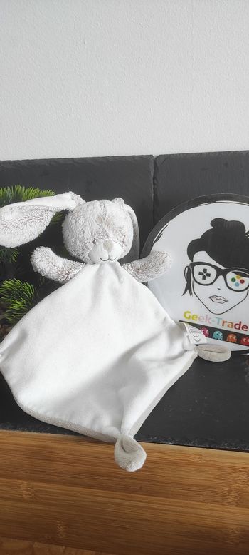doudou lapin mouchoir carrefour tex blanc gris beige marron chiné Plat Losange