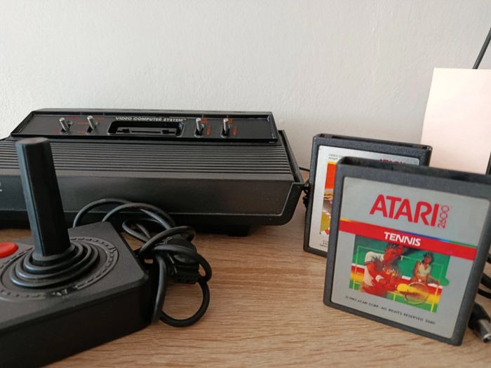 Console vintage Atari 2600 avec manettes et jeux - photo numéro 6