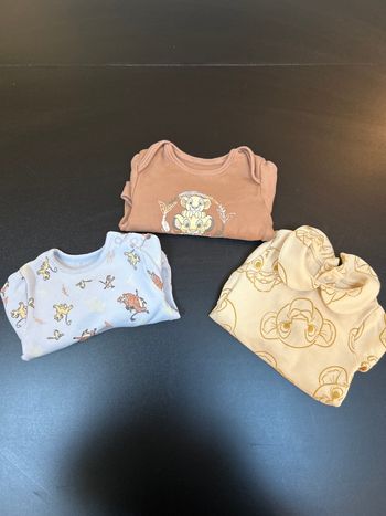 Lot de trois bodies , roi lion