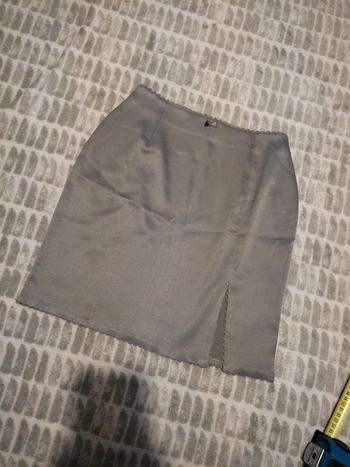 Jupe courte droite fente gris satiné brillant taille 36