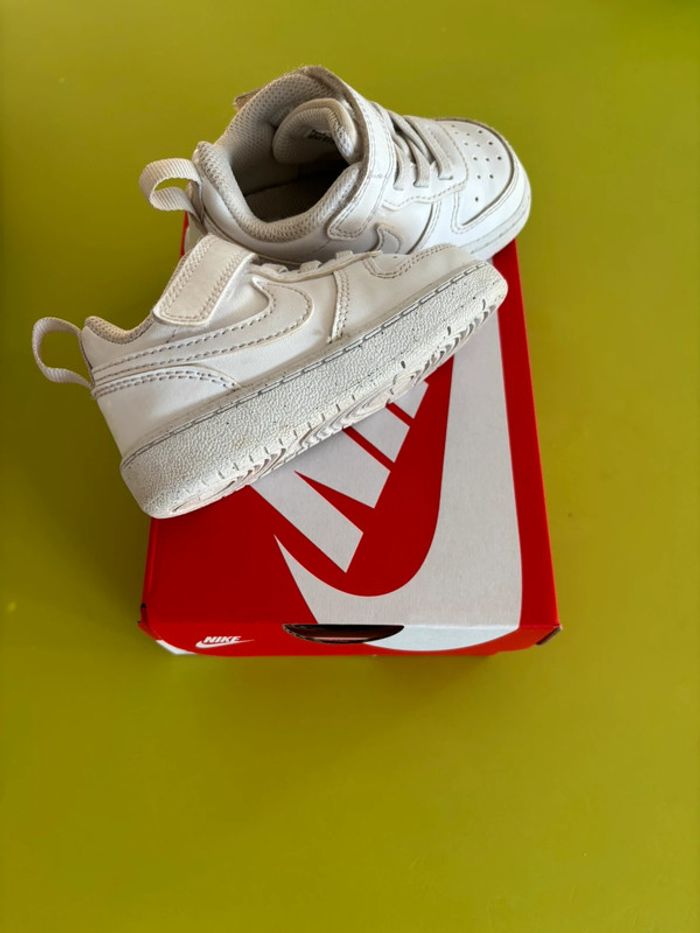 Baskets Nike blanches taille 21