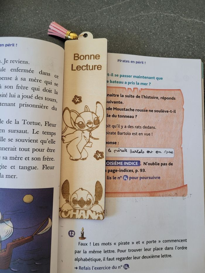 Marque page en bois stitch