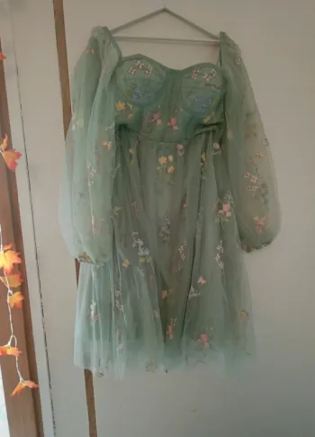 Robe de bal de promo vert sauge brodée à fleurs corset et tulle