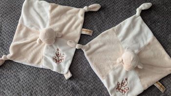 TBE, lot de 2 doudous plats agneau Rodadou attache tétine 