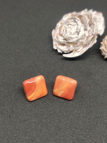 Boucles d'oreilles puces carrées pâte polymère 