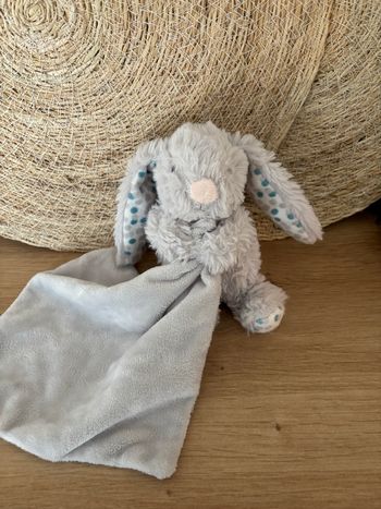 Doudou lapin gris mouchoir pois blanc bleu orchestra premaman 