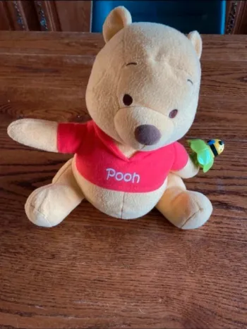 Peluche interactive Winnie l ourson en très bon état  . Vendu sans  les piles