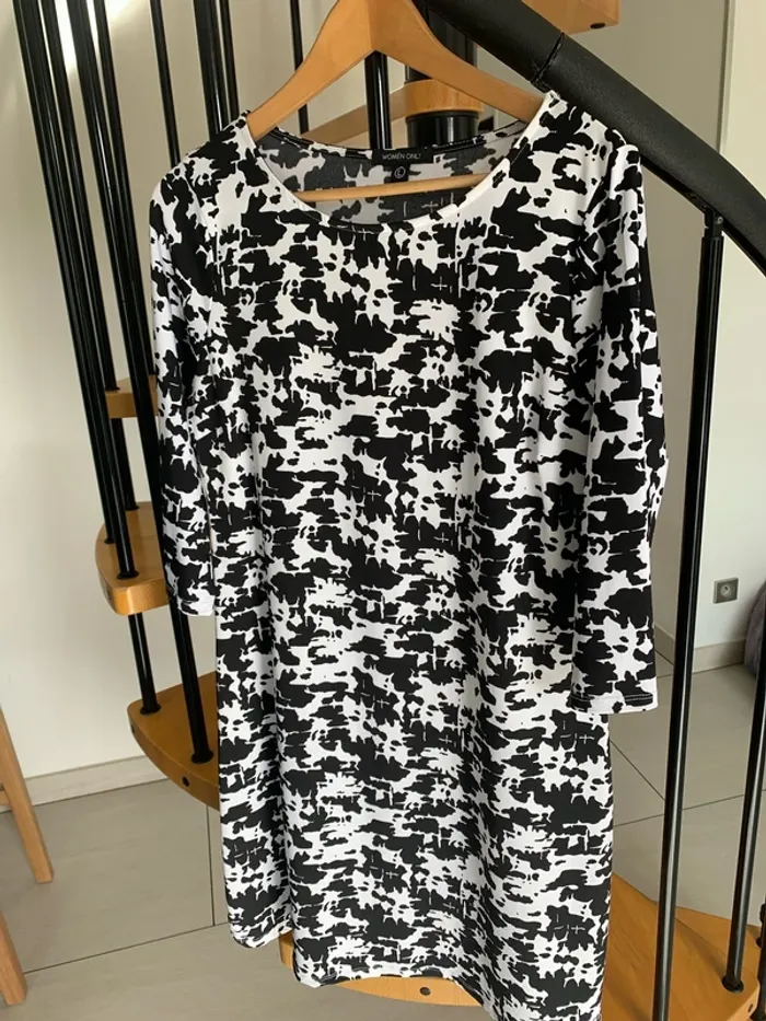 Robe noir et blanche coupe droite prêt du Corp