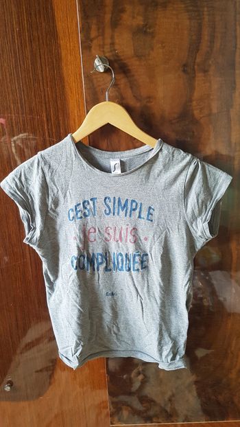 Tee shirt gris avec écritures