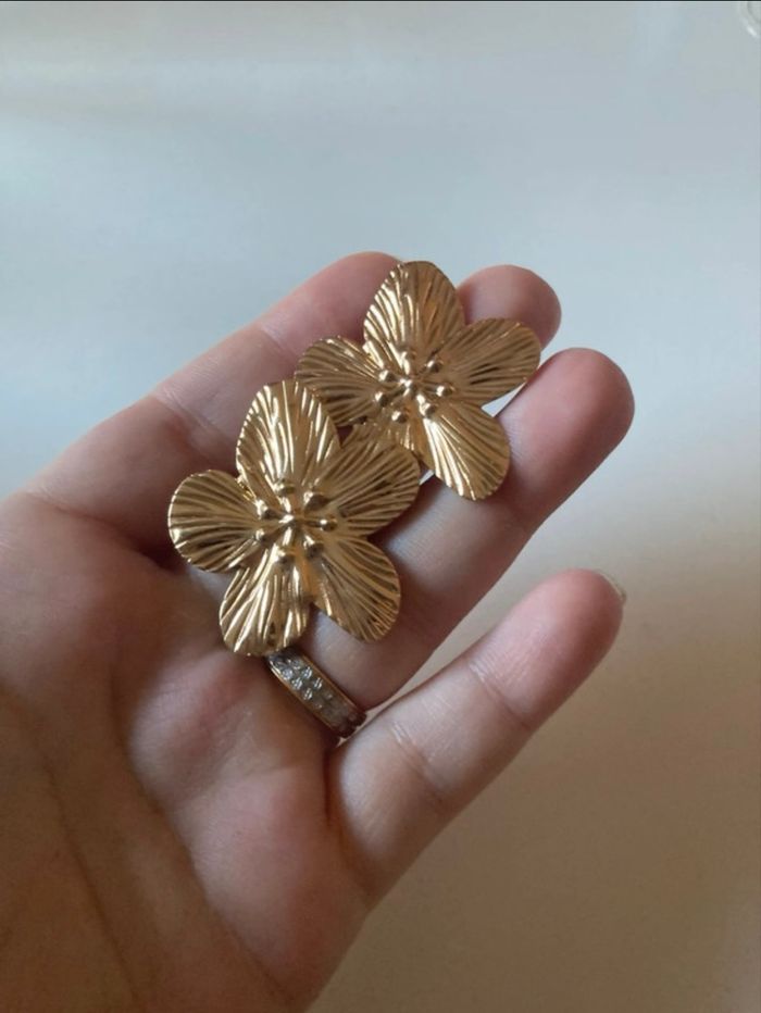 Boucles d’oreilles NEUVES pour femme forme de fleurs couleur doré