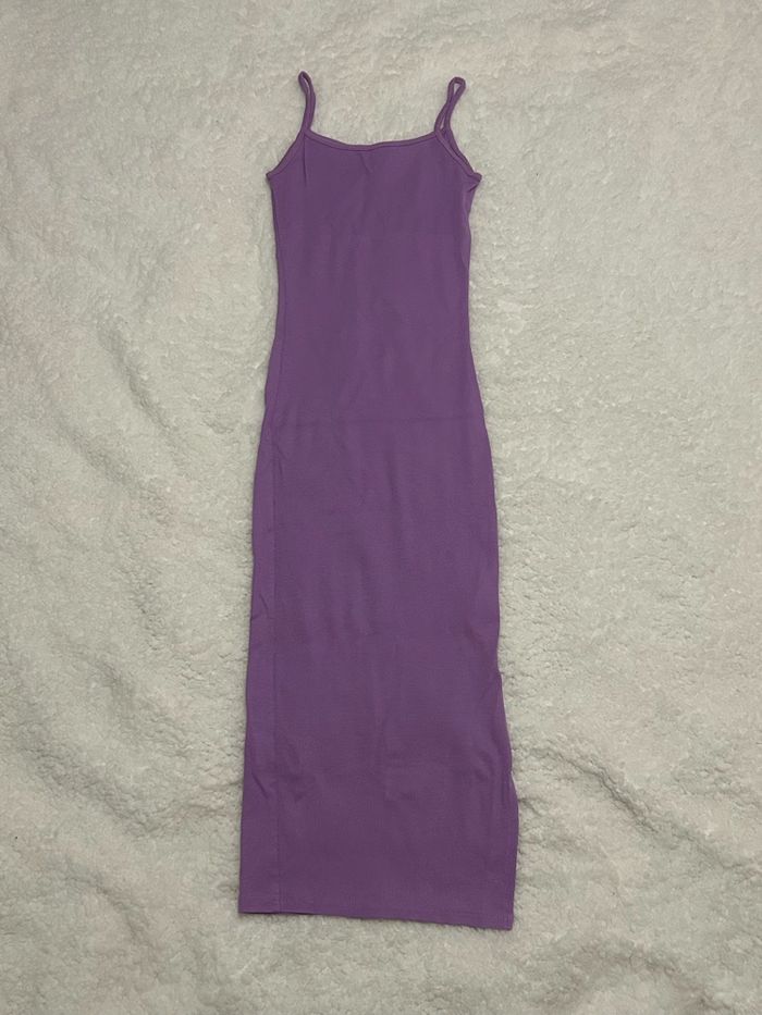Robe violette mi-longue