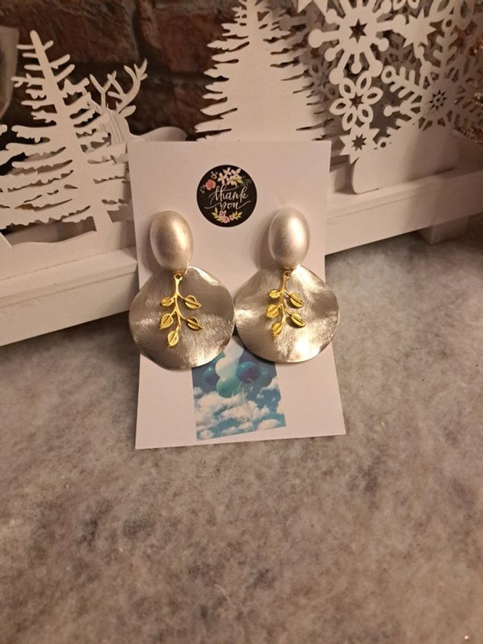 Boucles d'oreilles pendante grise et doré - photo numéro 3