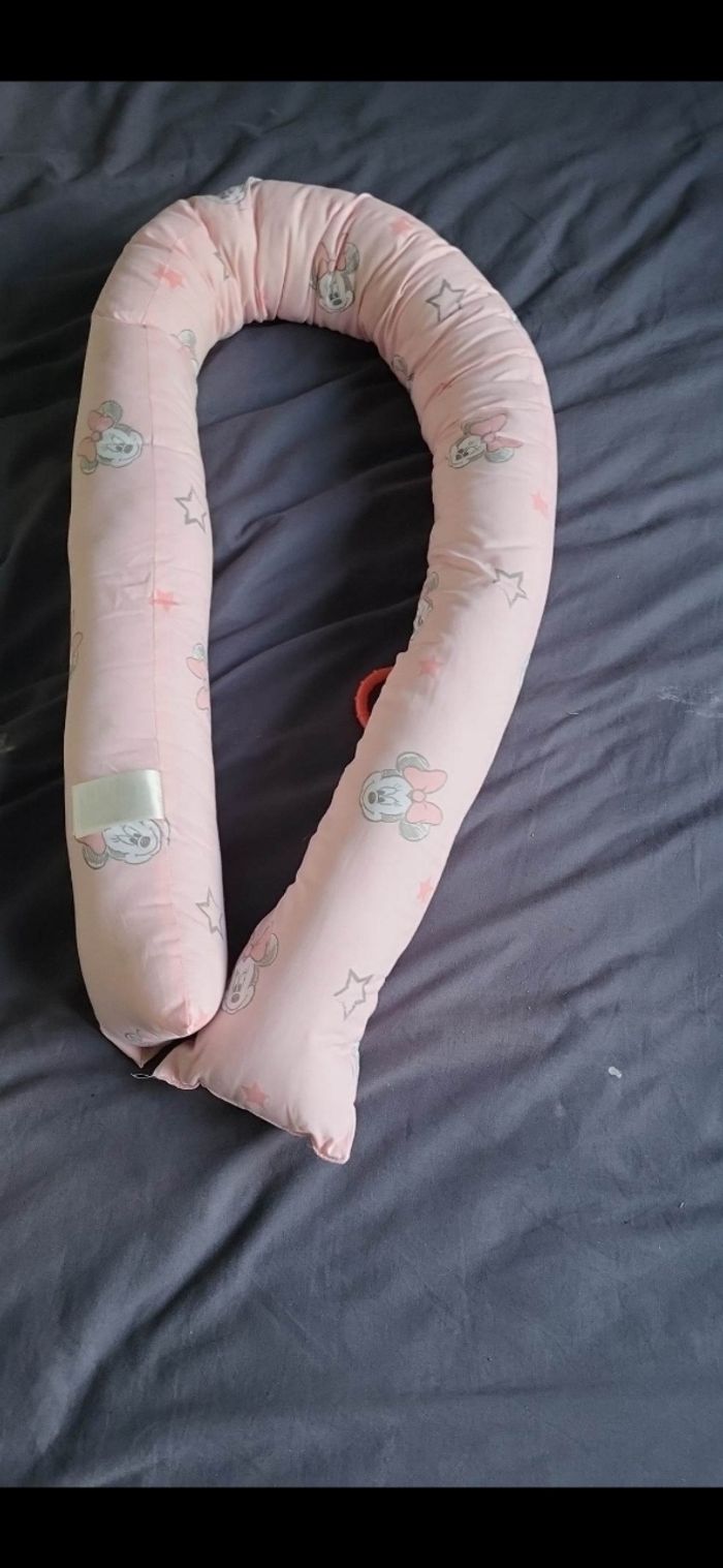 Contour de lit ou coussin d'allaitement