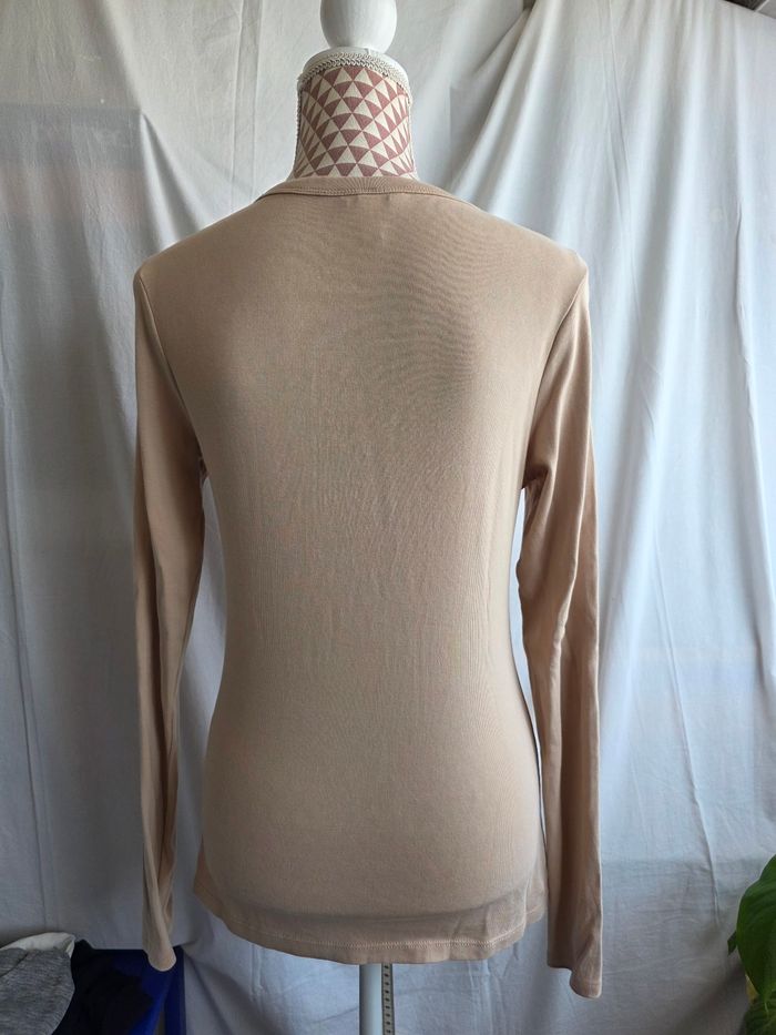 Tee-shirt,beige, en coton &elasthanne, en excellent état, largeur d'épaule 36cm, largeur sous bras 42cm, longueur 63cm, marque H&M =5€ - photo numéro 3