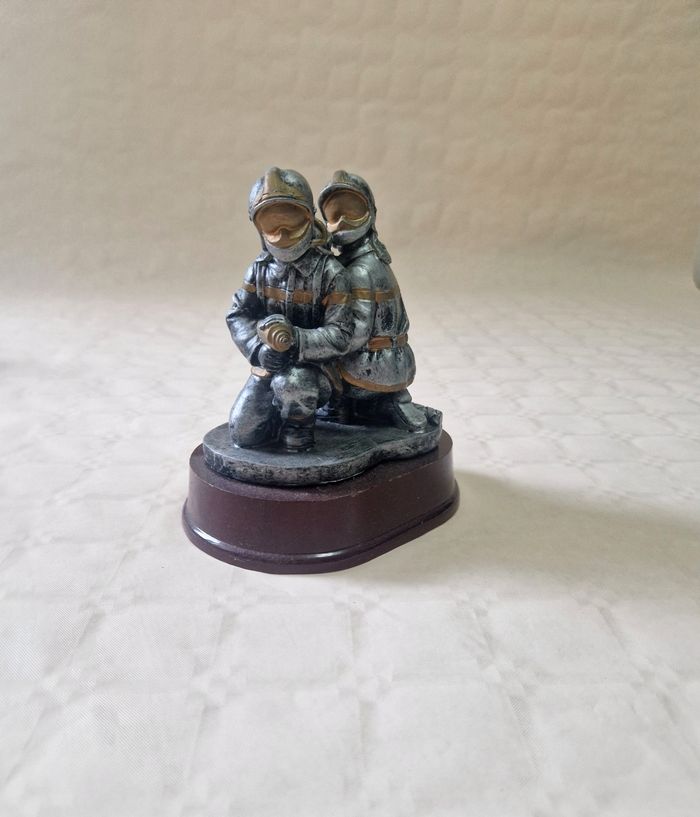 Figurine , statue , trophée , représentant 2 pompier