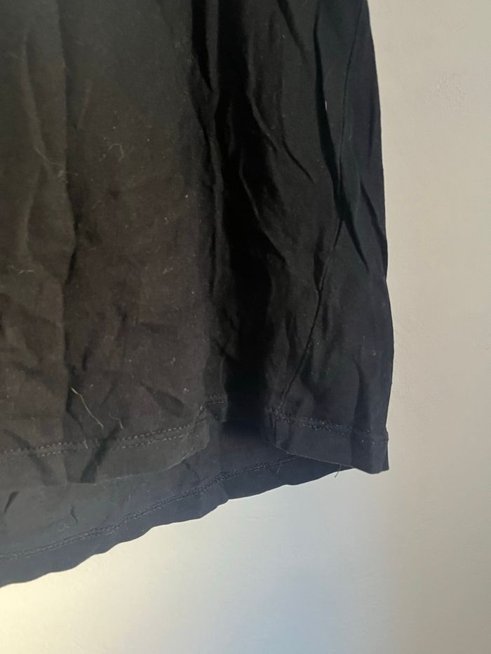 Teeshirt noir avec imprimé blanc gris et rose - photo numéro 3