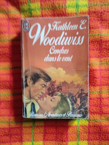 Kathleen Woodiwiss Cendres dans le vent J'ai Lu n°2421.