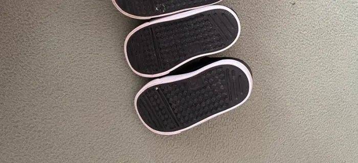 Basket Nike noir taille 21 - photo numéro 2
