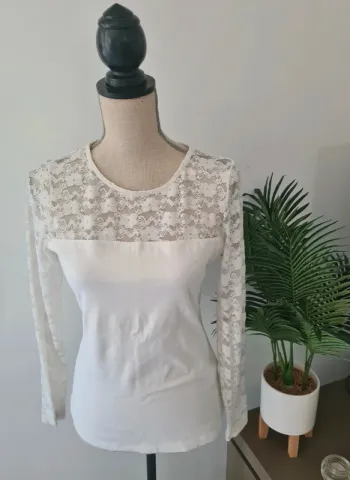Joli top manches longues en dentelle taille M