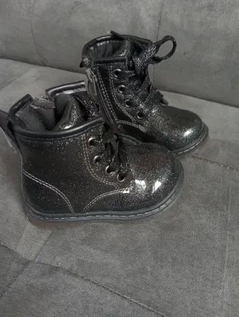 Adorables bottines noires brillantes pour fille, neuves et jamais portées ✨  Parfaites pour un look 