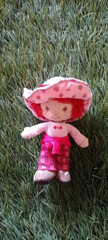 Petite peluche Charlotte aux fraises