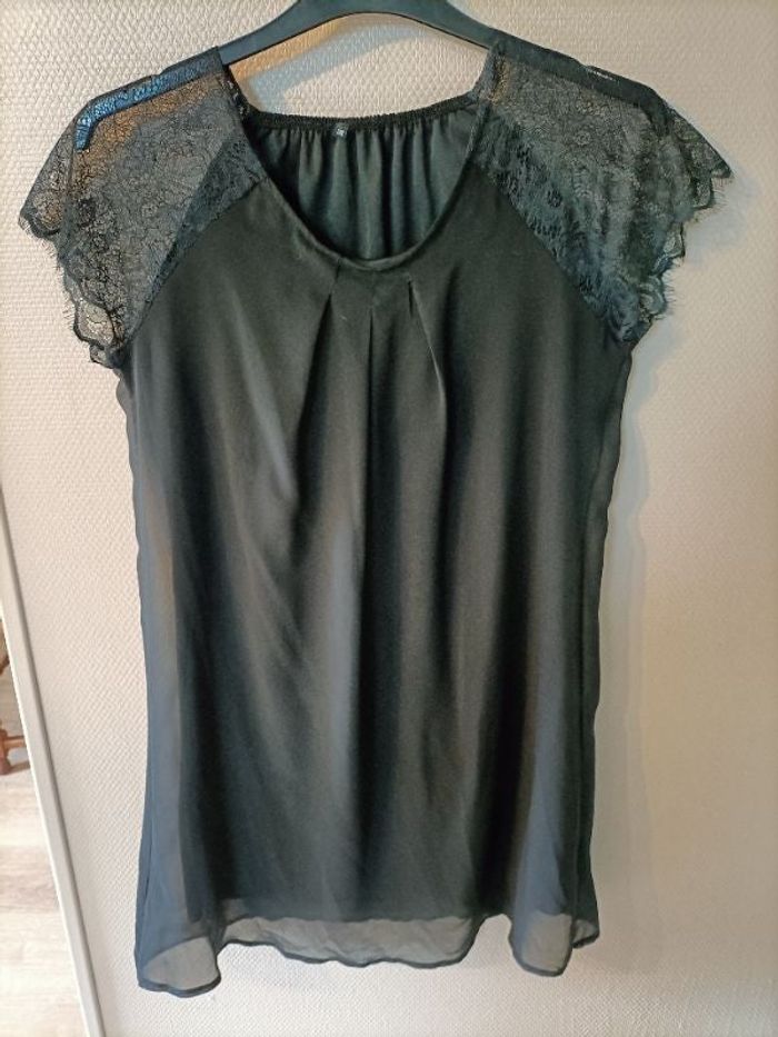 Robe uni noir à dentelle