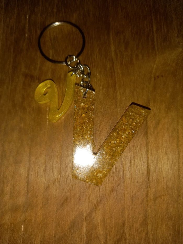 Porte clé lettre.V sable..résine epoxy