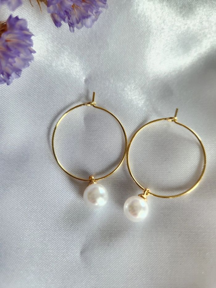 Boucles d'oreilles créoles hypoallergéniques dorées et blanches  LC225b