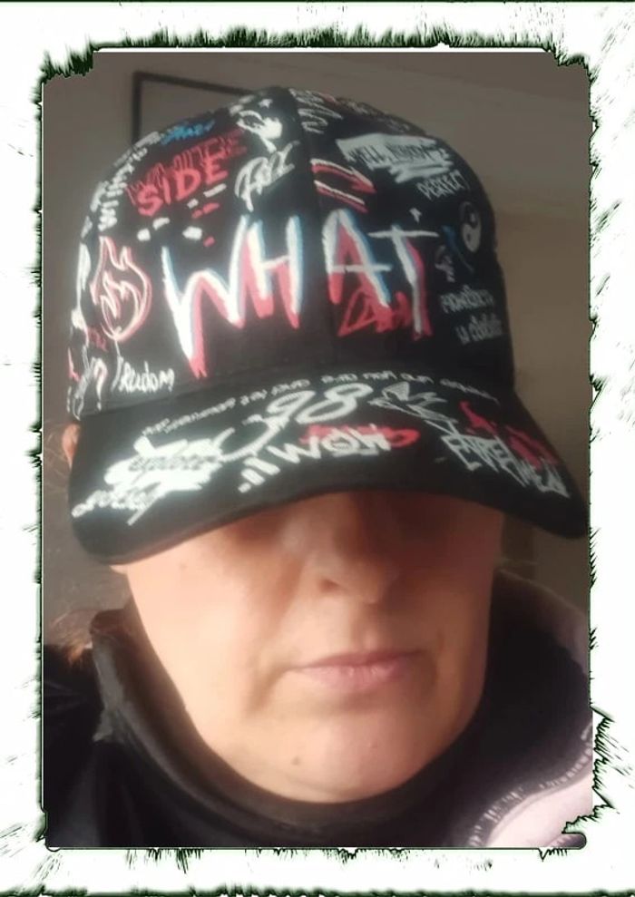 Casquette multicolore avec des inscriptions dessus et réglable - photo numéro 7