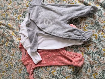3 pyjamas en velour 1 mois