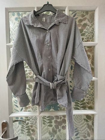 Chemise à rayures avec une petite ceinture en tissu