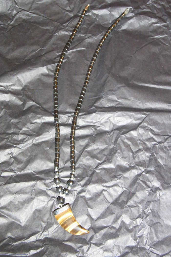 collier gris en hématite avec pendentif