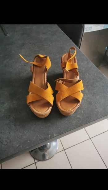 Très jolies Sandales talon compensé taille 37.