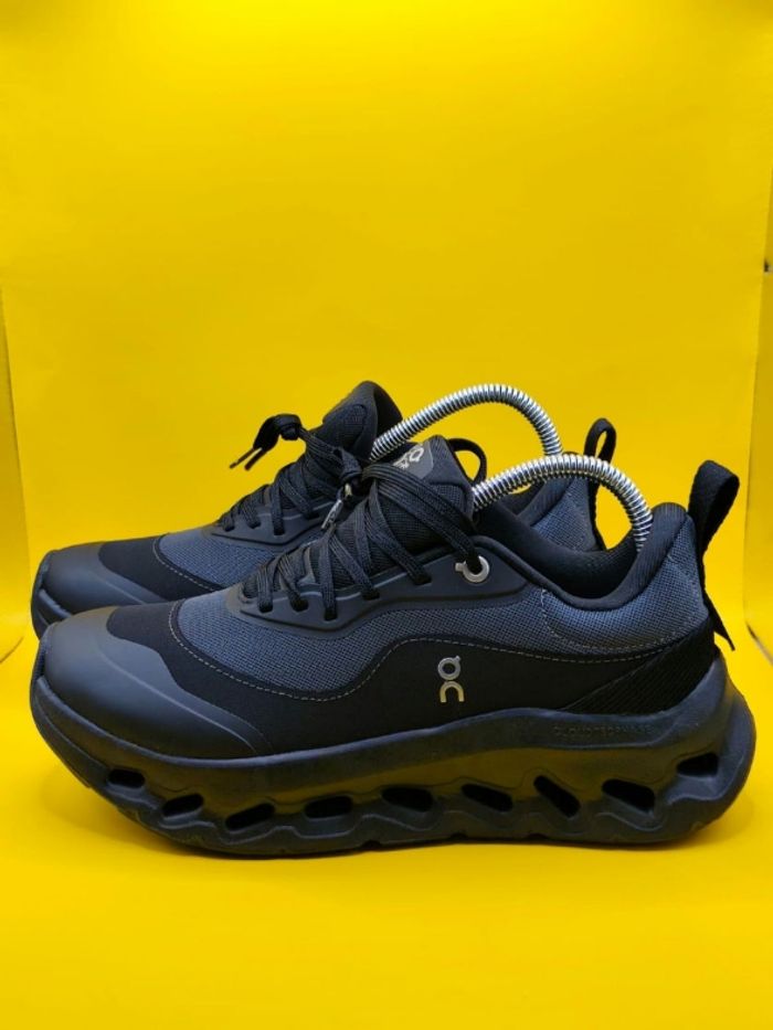 Baskets  Loewe on cloud taille 39 noir neuve