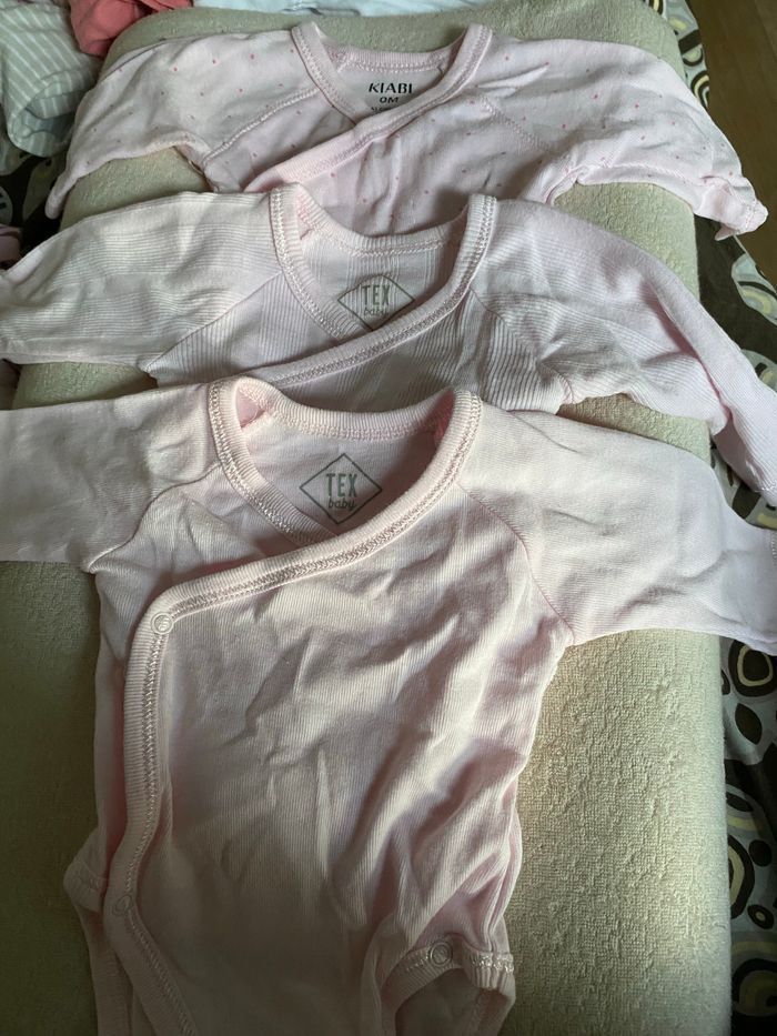 Lot 9 bodys 0 mois - photo numéro 2